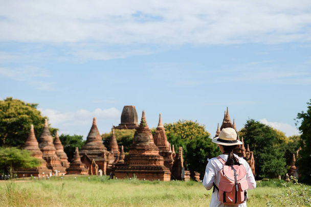 Молодая женщина путешествует турист в шляпе, азиатский путешественник смотрит
 - Фото, изображение