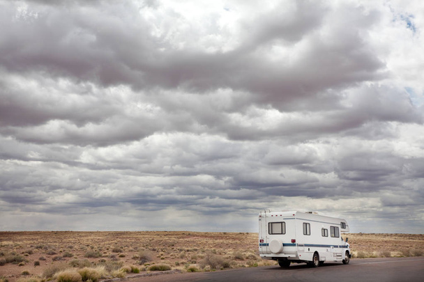 Matkustaminen matkailuautolla Amerikan preeriassa, Utah, USA
 - Valokuva, kuva