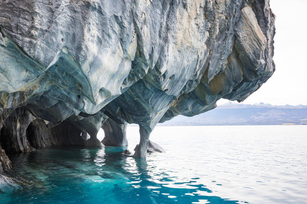 Epätavalliset marmoriluolat kenraali Carreran järvellä, Patagoniassa, Chilessä. Carretera Austral matka
. - Valokuva, kuva