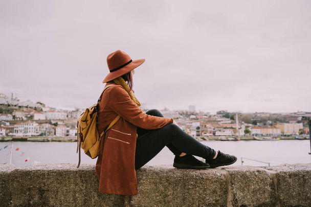 A traveler is sitting enjoying the city - Valokuva, kuva