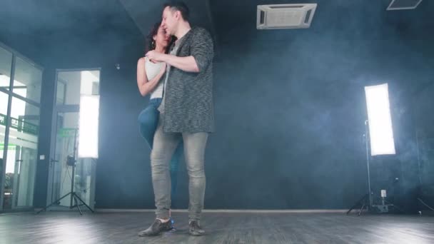 Ένας άντρας και μια αισθησιακή γυναίκα που χορεύει κιζίμπα σε ένα στούντιο χορού - Πλάνα, βίντεο