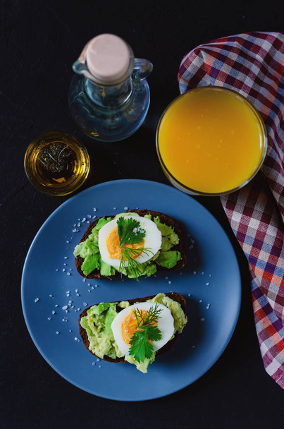 Lanche saudável saudável (café da manhã) - um sanduíche com abacate e
  - Foto, Imagem