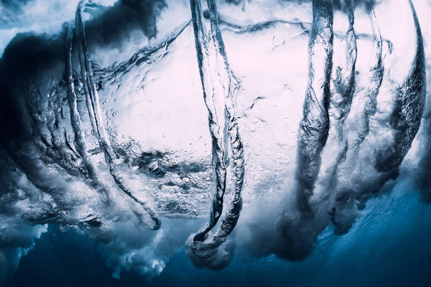 Βαρέλι κύμα υποβρύχια με φυσαλίδες αέρα. Ωκεανό σε υποβρύχια - Φωτογραφία, εικόνα