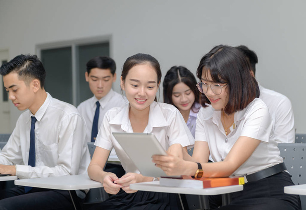 Studenti in uniforme che lavorano con tablet
  - Foto, immagini