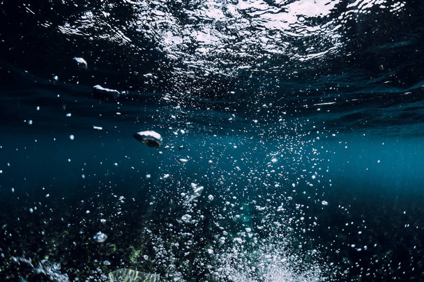 Mar subaquático com bolhas de ar. Oceano subaquático
 - Foto, Imagem
