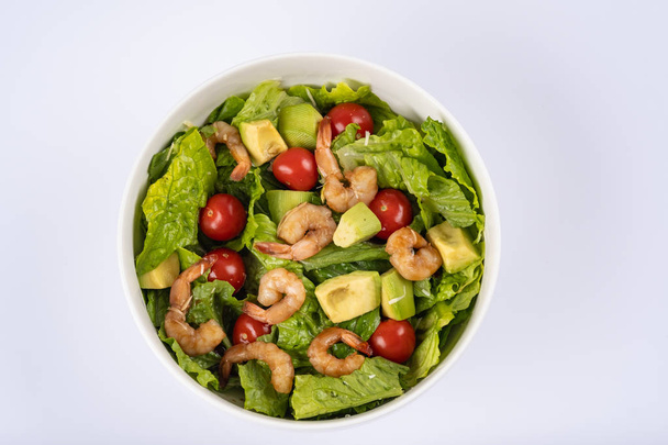 Closeup de salada de camarão com muitos vegetais diferentes
 - Foto, Imagem