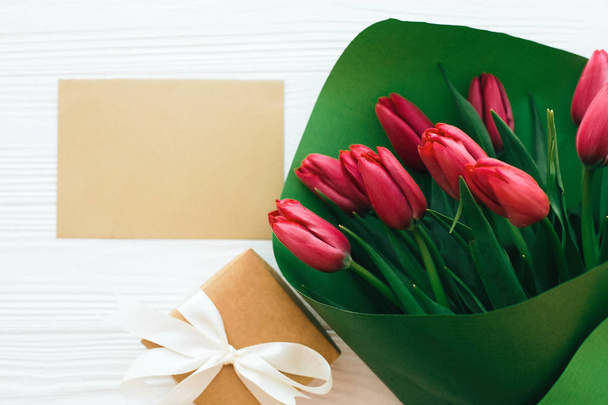 Feliz día de las madres. Hermoso ramo de tulipanes rojos en papel verde, g
 - Foto, imagen