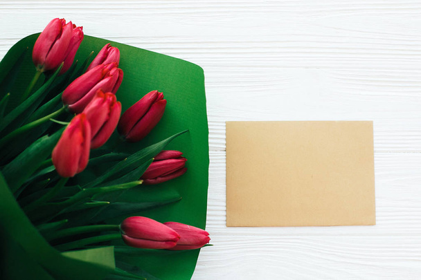 Happy mothers day. Beautiful red tulips bouquet in green paper a - Foto, imagen
