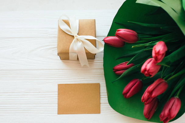 Όμορφο κόκκινο μπουκέτο τουλίπες σε πράσινο χαρτί, κουτί δώρων και χειροτεχνία c - Φωτογραφία, εικόνα