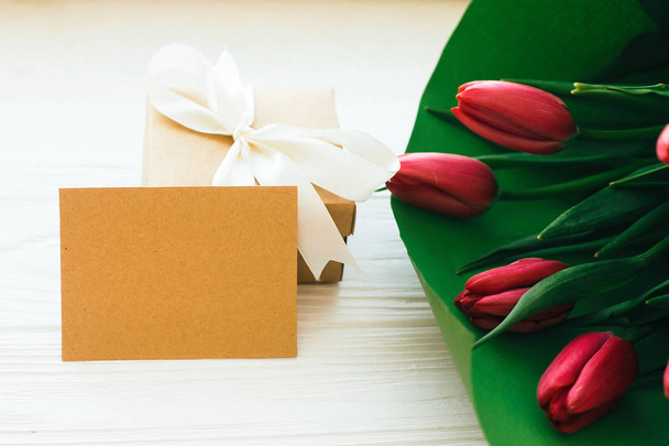 Šťastné matky den. Krásné červené tulipány v zeleném papíře, g - Fotografie, Obrázek