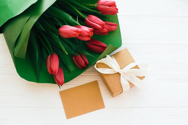 Happy mothers day. Beautiful red tulips bouquet in green paper,g - Zdjęcie, obraz
