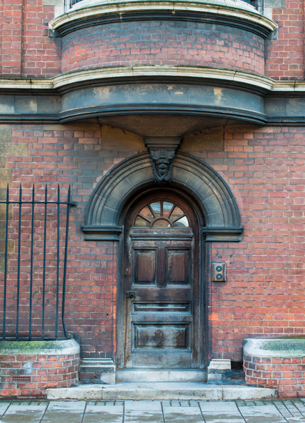 イギリスのケンブリッジからゴシック様式のアーチ型のドア - 写真・画像