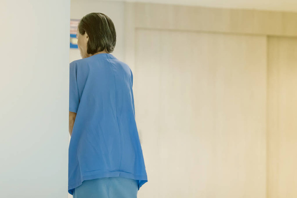 Female urinary tract patients walking for exercise and rest alone in the hospital - Foto, Bild