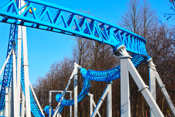 Sininen vuoristorata silmukka ja mutka huvipuistossa vastaan sininen taivas
 - Valokuva, kuva