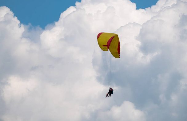 Tandem-Gleitschirme fliegen in den Himmel - Foto, Bild