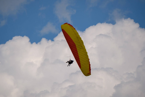 Tandem-Gleitschirme fliegen in den Himmel - Foto, Bild