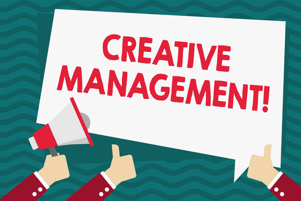 Kézírás szövege Creative Management. Fogalom jelentése kezelése a kreatív gondolkodási készségek és a mentális folyamat kéz Holding Megaphone és egyéb két Gesztelésével Thumbs fel szöveg ballon. - Fotó, kép