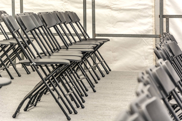 Filas de sillas plegables negras vacías
 - Foto, Imagen
