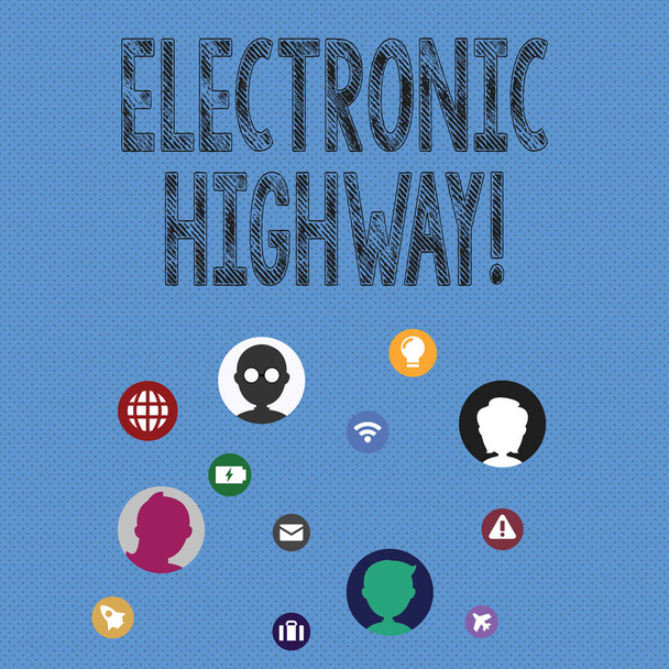 Kirjoitan viestiä, jossa näkyy Electronic Highway. Business valokuva esittelee Digitaalinen viestintäjärjestelmä käytetään tiellä tai moottoritiellä Verkostoituminen Tekniset kuvakkeet Chat Heads ruudulla Link Up
. - Valokuva, kuva