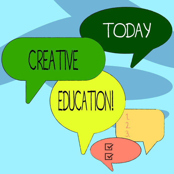 Pisanie tekstu pisma ręcznego Creative Education. Koncepcja oznacza uczniów zdolnych do korzystania z wyobraźni i krytycznego myślenia wiele Color Speech Bubble w różnych rozmiarach i cieniu dyskusji grupowej. - Zdjęcie, obraz