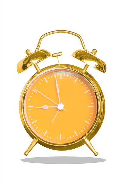 Ізольований будильник із золотим та помаранчевим циферблатом на білому тлі з відсічним контуром
. - Фото, зображення