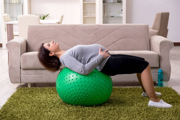 Wiek w ciąży kobieta robi ćwiczenia w domu  - Zdjęcie, obraz