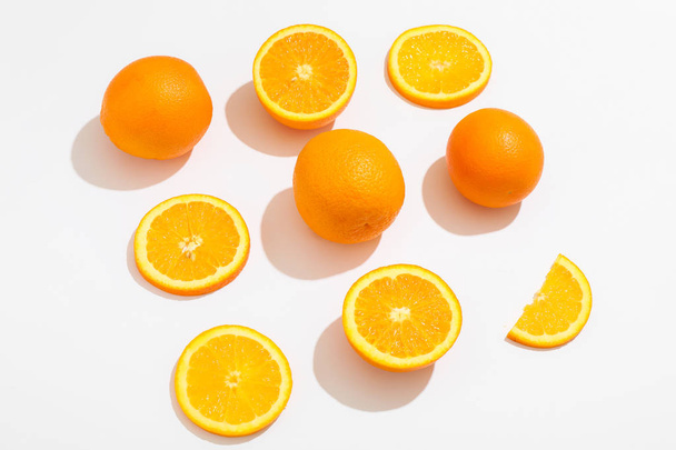 Composición plana con naranjas sobre fondo blanco, espacio para
 - Foto, imagen