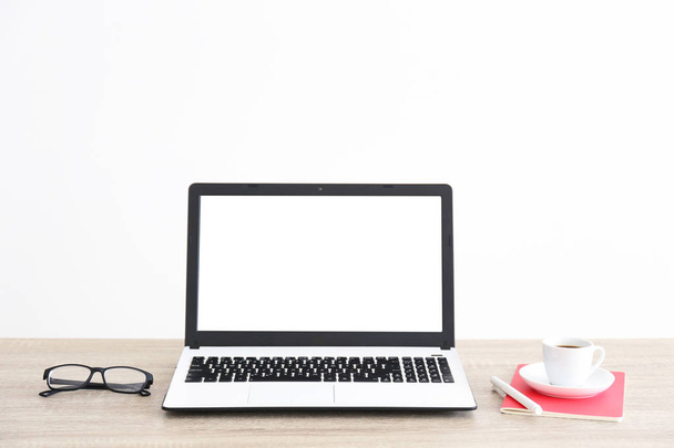 Composição minimalista do local de trabalho com laptop e papelaria
. - Foto, Imagem