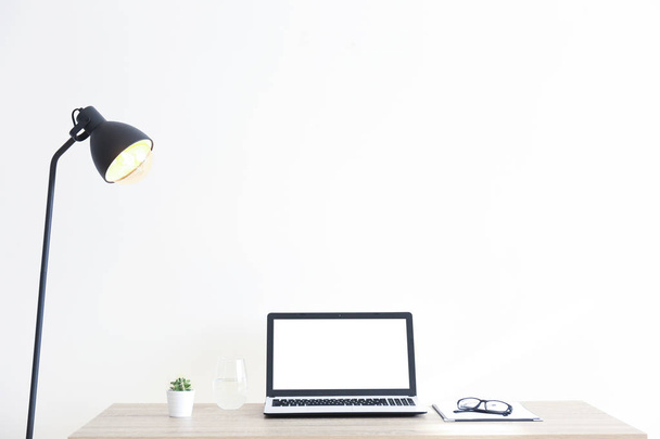 minimalistische Gestaltung des Arbeitsplatzes mit Laptop und Schreibwaren. - Foto, Bild