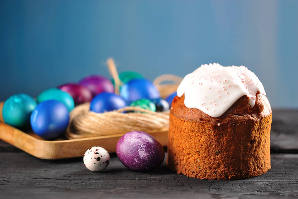 Easter background - festive cake and painted eggs - Φωτογραφία, εικόνα