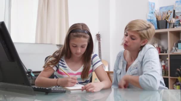 Teini-ikäinen tyttö piirtää jotain muistikirjaansa ja hänen äitinsä puhuu hänelle
 - Materiaali, video