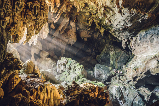 Viaje de vacaciones en Asia. paisaje dentro de cuevas de estalagmitas en Asia
,  - Foto, Imagen