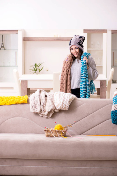 Young beautiful woman knitting at home - Foto, Imagen