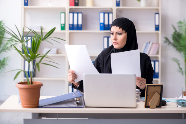 Female employee bookkeeper in hijab working in the office  - Zdjęcie, obraz