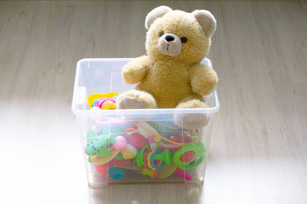 Toy Box plný plyšových hraček v ložnici dítěte - Fotografie, Obrázek