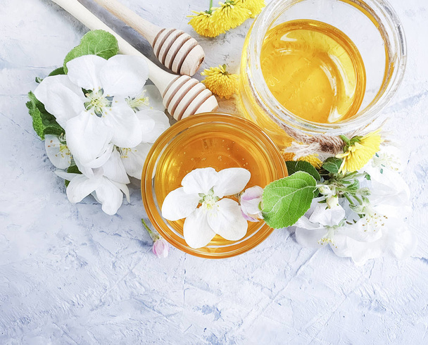 miel frais, cerise en fleurs, chrysanthème sur fond de béton gris
 - Photo, image