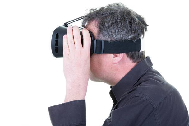 uomo con occhiali di realtà virtuale su sfondo bianco isolato
 - Foto, immagini