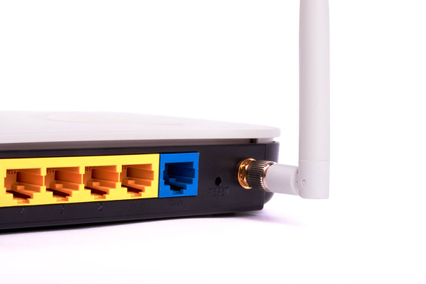 Szczegółowy widok ADSL lub WiFi modem lub punkt dostępowy. Port na sieci LAN i anteny. Izolowane na białym tle. - Zdjęcie, obraz