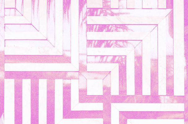 Neon gestemde psychedelische achtergrond. Lineair, hoekig patroon van marmeren tegels op de muur. - Foto, afbeelding