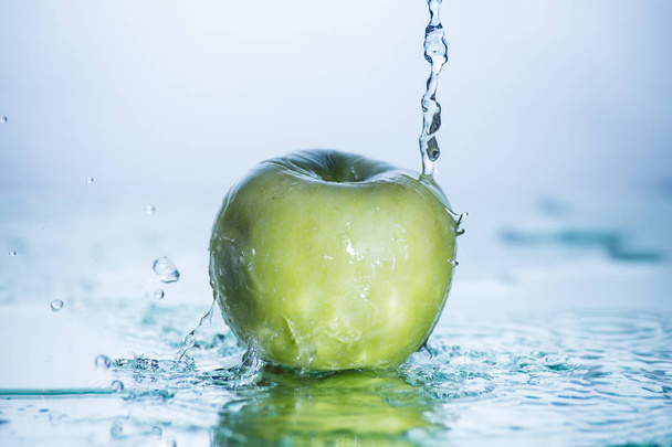 Green apple with freezed water splash - 写真・画像