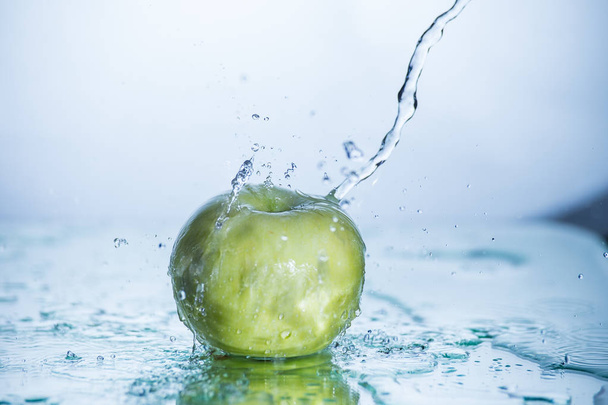 Green apple with freezed water splash - Фото, зображення
