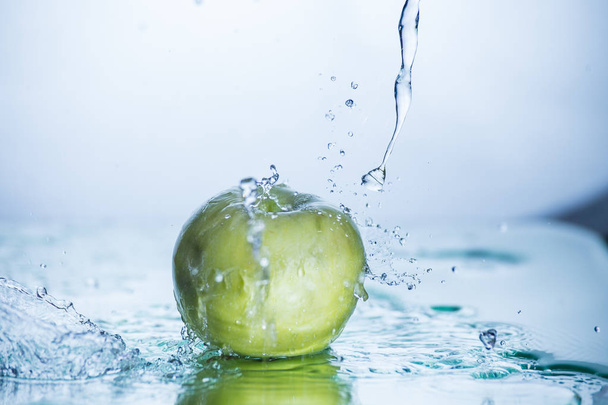 Green apple with freezed water splash - Foto, Imagem