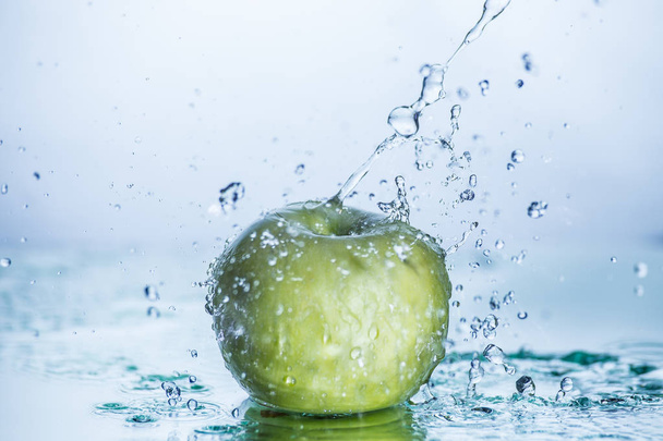 Green apple with freezed water splash - Foto, Imagem