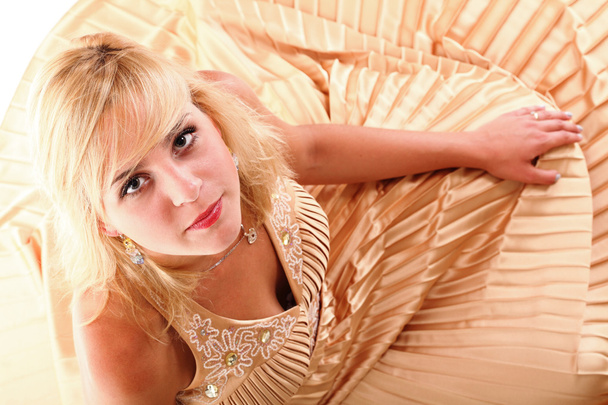 Frau blonde Mode-Modell in gelbem Kleid - Foto, Bild