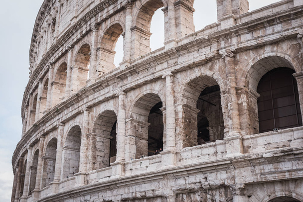 Lähikuva vanhemmasta julkisivusta Colosseumin toisella puolella Roomassa
 - Valokuva, kuva