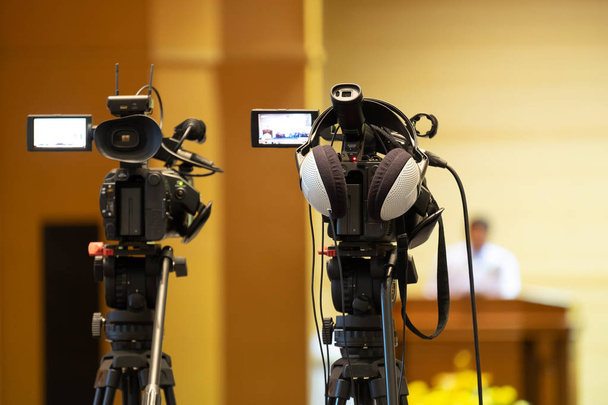 professioneller Videofilmer zeichnet Seminartreffen auf. - Foto, Bild