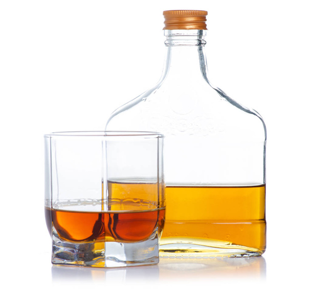 Glass with cognac and bottle cognac - Fotoğraf, Görsel