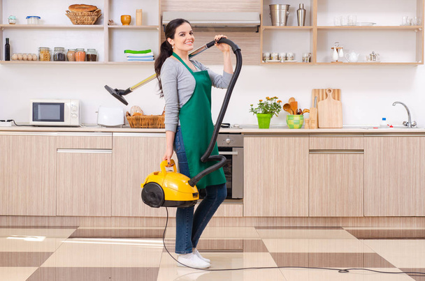 Joven contratista haciendo tareas domésticas  - Foto, imagen