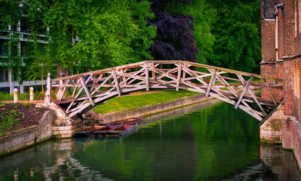 Ponte matematico in primavera Veduta panoramica del ponte matematico sul fiume Cam accanto alla Presidents Lodge, Cambridge, Inghilterra
. - Foto, immagini