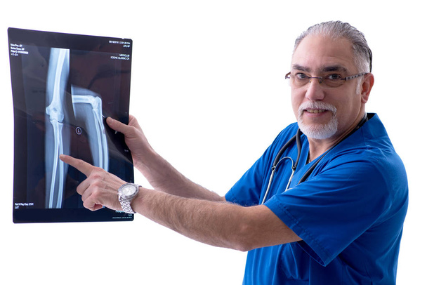 Белый бородатый врач-рентгенолог работает в клинике
  - Фото, изображение